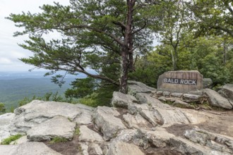 Overlook along the Bald Rock Trail in Cheaha State Park, Alabama, USA