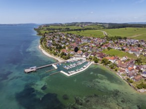 Luftbild von der Bodenseegemeinde Hagnau, Winzerdorf und beliebter Ferienort am Bodensee, dahinter