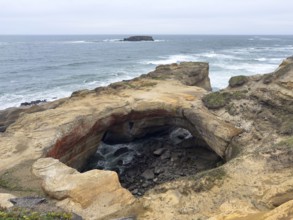 Devils Punchbowl Arch, Devils Punchowl Natural Area, Oregon, USA, North America