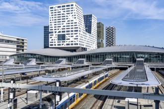 Utrecht Centraal railway station, tracks and concourse, trains of Nederlandse Spoorwegen N.V. state