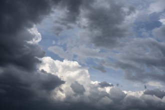 Dramatische Wolkenformation vor einem Sommergewitter, aufziehendes Unwetter, Extremwetter,