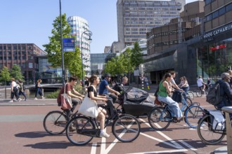 Central cycle path on the Lange Viestraat, lanes for pedestrians, cyclists and local traffic are