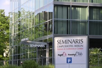The Seminaris Campus Hotel is located between university, cultural and scientific institutions on