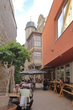 Street pub with people in an idyllic backyard, building, Große Nikolaistraße, Halle an der Saale,