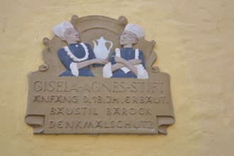 Relief at the Gisela-Agnes-Stift, two female figures serving coffee, Hauswirtschaflterin,
