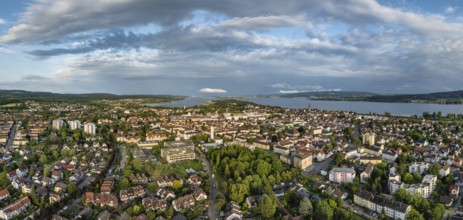 Luftbild, Panorama von der Stadt Radolfzell am Bodensee am Abend, am Horizont die Halbinsel Mettnau