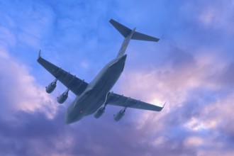 Boing C-17, strategic military transport aircraft of the US Air Force, cloudy sky, Bavaria, Germany