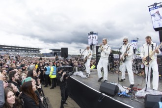 Steffen Israel (guitarist and keyboarder), Felix Brummer (singer), Karl Schumann (guitarist) and