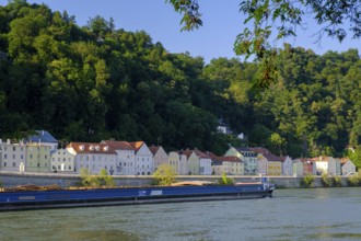 City view, row of houses on the Danube, Passau, Lower Bavaria, Bavaria, Germany