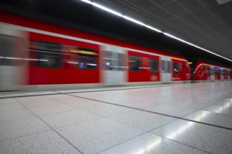 Underground incoming S-Bahn, train, class 420 in traffic red, platform, stop, Stadtmitte station,