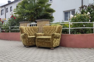 Bulky waste in front of a residential building