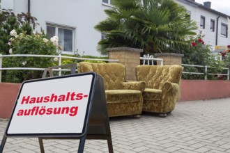 (Photomontage) Sign with the inscription HAUSHALTSAUFLÖSUNG in front of bulky waste at a