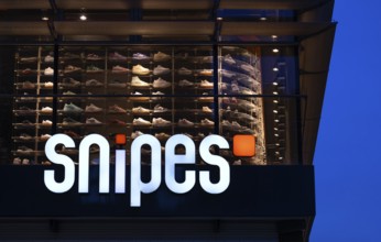 Night shot, Snipes, department stores' chain, shoes, shop, logo, Königsstraße branch, Stuttgart,