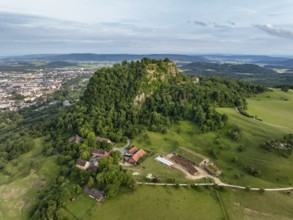 Luftbild vom Vulkankegel Hohentwiel mit der Burgruine, darunter die Domäne, Hofsiedlung, links die