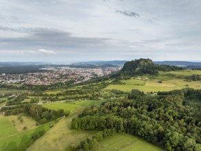 Luftbild vom Vulkankegel Hohentwiel mit der Burgruine, dahinter die Stadt Singen am Hohentwiel,