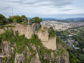 Luftbild vom Vulkankegel Hohentwiel mit der oberen Burgruine, Deutschlands größte Festungsruine,