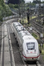 ICE 4 train on the line between Bochum and Dortmund, near Dortmund-Marten, multi-lane line for