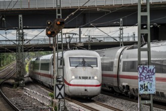 ICE 2 train on the line between Bochum and Dortmund, near Dortmund-Marten, multi-lane line for