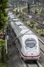 ICE 3 train on the line between Bochum and Dortmund, near Dortmund-Marten, multi-lane line for