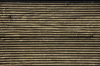 Fluted wood structure, parallel grooves in a wooden surface