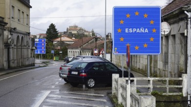 European sign showing the transition to Spain with typical blue background and yellow stars,