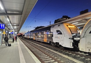Early morning platform with the Rhein Ruhr Xpress RE 4 from National Express, central railway