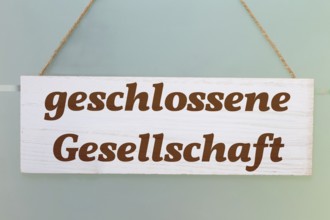 Wooden sign with (added) text GESCHLOSSENE GESELLSCHAFT (CLOSED SOCIETY)