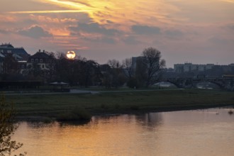 Sunrise over the Elbe on Neustädter Ufer, Dresden, Saxony, Germany