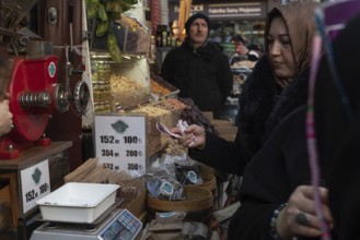 Istanbul, Turkey 7th January 2025 Shoppers buying coffee outside the Spice Bazaar in the Eminonu