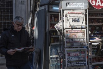 Istanbul, Turkey. January 7th 2025. A Turkish man reads a newspaper outside a news stand in the