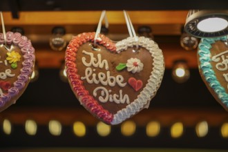 Gingerbread heart with lettering ICH LIEBE DICH Süßwarenstand, Stuttgart, Baden-Württemberg,