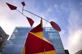 Plastic crinkly avec disco rouge by Alexander Calder in front of the art museum, Cube, glass cube,