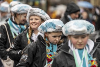 Rose Monday procession in Düsseldorf, parade participants, foot groups, make themselves rainproof,