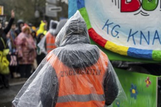 Rose Monday procession in Düsseldorf, parade participants, foot groups, make themselves rainproof,