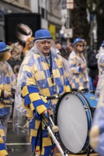 Rose Monday procession in Düsseldorf, parade participants, foot groups, make themselves rainproof,