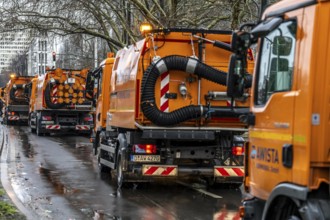 Sweeping on Rose Monday in Düsseldorf, the municipal utilities clean up after the train, confetti,