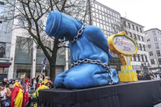 Rose Monday procession in Düsseldorf, theme car by wagon manufacturer Jacques Tilly, theme woman's