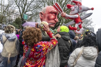 Rose Monday procession in Düsseldorf, theme car by wagon maker Jacques Tilly, Putin impales the