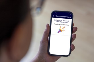 Symbolic image, preparation for the driving test via a smartphone app, learning theory via an app,