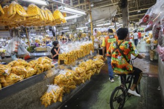 Bangkok, Thailand. March 2rd 2025. Thai workers inside Pak Khlong Talat-Bangkok Flower Market, a