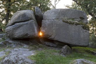 Sun shines through a small gap on the equinox at Teufelsstein Pließkowitz, Sun Shrines of Upper