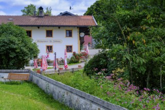 Historischer Mesnerwirt, Kirche St. Johann, Vogling bei Siegsdorf, Chiemgau, Upper Bavaria,