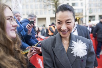 Michelle Yeoh has herself photographed with fans in front of the premiere of the film Everything