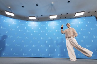 Michelle Yeoh with the Golden Bear at the photo call at the Hyatt Hotel Berlin on 13.02.2026. The