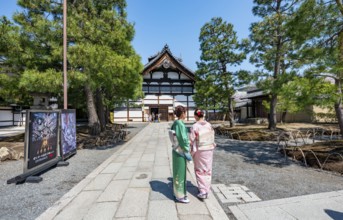 Japanese woman dressed in kimono in front of Kenninji Hombo, Kennin-ji Buddhist Temple,