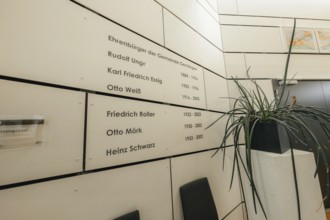 Wall with honorary citizenship, simply designed, surrounded by plants, Gechingen Town Hall, Calw
