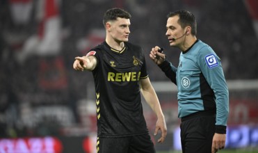 Referee Robert Hartmann in discussion with Eric Martel 1. FC Köln KOE (06) Gesture Gesture Football