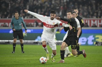 Atakan Karazor VfB Stuttgart (16) v Kristoffer Lund 1. FC Köln KOE (32) Referee Referee Robert