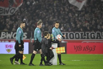 Start of a game in the soccer Bundesliga, referee Robert Hartmann hands over match ball to ball