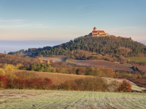 View of Wachsenburg Castle in autumn, Burgenensemble Drei Gleichen, Thüringer Burgenland,